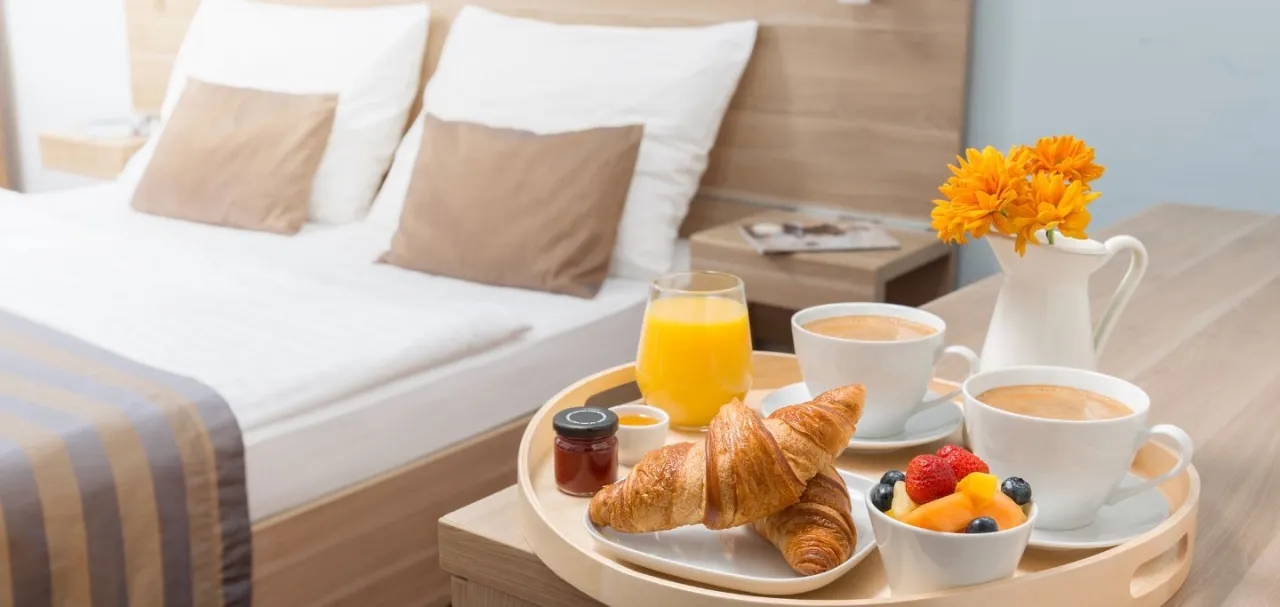 Hotel resort co to znaczy? Poznaj kluczowe cechy i usługi